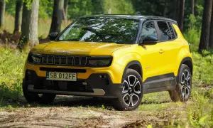 Żółty Jeep Avenger na leśnej drodze. Wiele pozytywnych jeep avenger opinie potwierdza jego miejski charakter i stylowy wygląd.