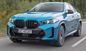Niebieskie BMW X6 M na drodze. Sprawdź aktualną bmw x6 cena i dowiedz się więcej o tym sportowym SUV-ie.