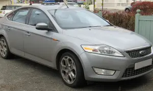 Srebrny Ford Mondeo MK4, często chwalony w opiniach, zaparkowany na ulicy.