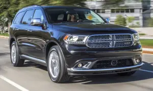 Czarny Dodge Durango w ruchu. Wiele osób szuka dodge durango opinie przed zakupem.