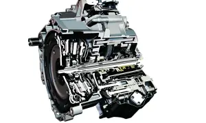 Przekrój nowoczesnej sekwencyjnej skrzyni biegów z widocznymi elementami mechanicznymi i hydraulicznymi.