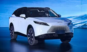 Biały OMODA 7 SUV z czarnym dachem i futurystycznym grillem. Poznaj jego imponujące omoda 7 wymiary.