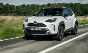 Biały Toyota Yaris Cross na drodze, idealny do miasta i na wakacje. Sprawdź nasze toyota yaris cross opinie!