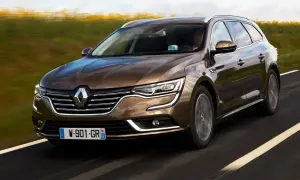 Brązowe kombi Renault Talisman na drodze. Wiele osób szuka **Renault Talisman opinie** przed zakupem.
