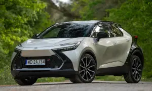 Nowe Toyota C-HR GR Sport. Czy warto? Sprawdź nasze opinie o tym stylowym hybrydowym SUV-ie.