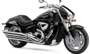 Błyszczący, czarny motocykl Suzuki Boulevard M109R z chromowanymi detalami, gotowy na przejażdżkę.