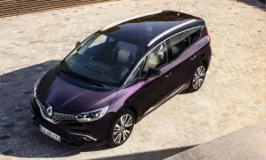 Elegancki, fioletowy Renault Initiale z chromowanymi relingami dachowymi stoi na brukowanym podjeździe.