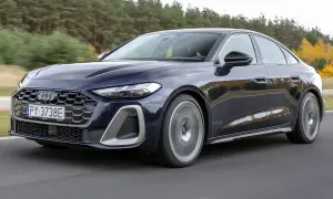 Granatowy Audi A5 B10 w ruchu, z widocznym grillem i reflektorami.