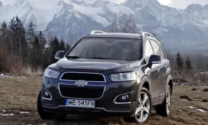 Chevrolet Captiva na tle górskich szczytów. Wiele osób szuka chevrolet captiva opinie, by sprawdzić, czy ten SUV sprawdzi się w trudnym terenie.
