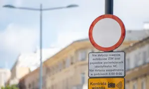Znak zakaz ruchu z tabliczką wyłączeń: nie dotyczy rowerów, autobusów ZTM i pojazdów z identyfikatorem NC.