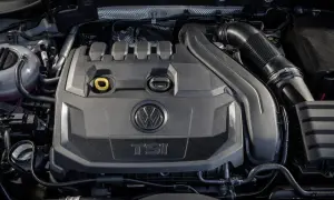Silnik Volkswagen 1.5 TSI z widocznym logo i oznaczeniem TSI.