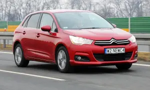 Czerwony Citroen C4 2012 na drodze, z widocznym numerem rejestracyjnym W2 NEWC4.