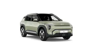 Nowy, zielony kia ev3 z czarnym dachem i futurystycznymi światłami.