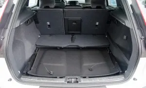 Pusta przestrzeń bagażowa Volvo XC60. Widoczne składane siedzenia i podłoga bagażnika, co pozwala ocenić jego wymiary.