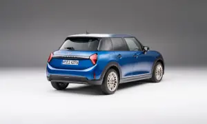 Niebieski Mini Cooper z białym dachem, widok z tyłu. Sprawdź aktualną mini cooper cena i dostępne wersje.