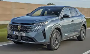 Nowy Peugeot 3008 na drodze. Wiele pozytywnych peugeot 3008 opinie potwierdza jego atrakcyjny wygląd i komfort jazdy.
