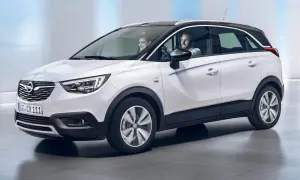Biały Opel Crossland z parą uśmiechniętych ludzi w środku. Sprawdź atrakcyjną opel crossland cena!