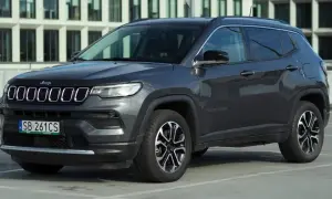 Szary Jeep Compass na parkingu. Wiele osób szuka jeep compass opinie przed zakupem.