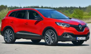 Czerwony Renault Kadjar na drodze. Wiele pozytywnych **renault kadjar opinie** potwierdza jego atrakcyjny wygląd i komfort jazdy.