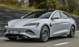 Srebrny BYD Seal jedzie po drodze. Sprawdź atrakcyjną byd seal cenę i dowiedz się więcej o tym elektrycznym sedanie.