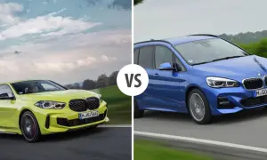 Dwa BMW hatchbacki: jeden żółty, drugi niebieski, jadące po drodze.