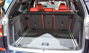 Bagażnik BMW X3 z czerwonymi siedzeniami. Wymiary wnętrza pozwalają na przewóz wielu rzeczy.
