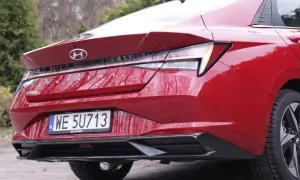 Czerwony Hyundai Elantra z tyłu. Wiele osób szuka hyundai elantra opinie, a ten model prezentuje się świetnie.