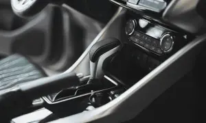 Dźwignia zmiany biegów w samochodzie z automatyczną skrzynią. Dowiedz się, jak jeździć automatem, by podróżować komfortowo.