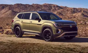 Zielony VW Atlas na tle pustynnego krajobrazu.