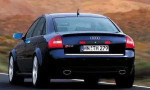 Ciemnoniebieskie Audi RS6 C5 z tablicą rejestracyjną HN TH 279 jedzie po drodze.