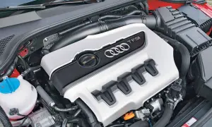 Silnik 2.0 TFSI Audi z charakterystycznymi czterema pierścieniami. Widoczny jest też zbiornik płynu i elementy układu dolotowego.