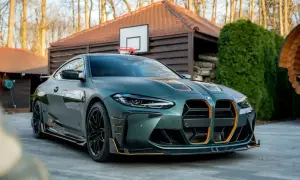 Sportowy BMW M4 w zielonym matowym kolorze z pomarańczowymi akcentami. Sprawdź aktualną bmw m4 cena!
