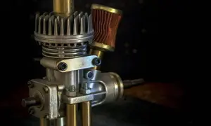 Model silnika z metalowymi elementami i filtrem powietrza. Wygląda na to, że czeka go awaria systemu wtrysku.