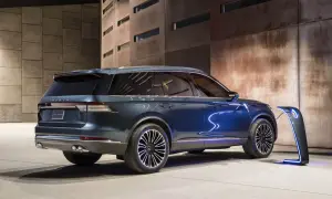Elegancki, niebieski Lincoln Aviator ładowany przy futurystycznej stacji. Nowoczesność i moc w jednym.