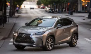 Srebrny Lexus NX na ulicy miasta. Wiele osób szuka lexus nx opinie przed zakupem.