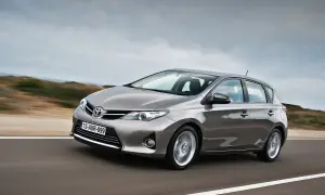 Szary Toyota Auris w ruchu. Wiele pozytywnych toyota auris opinie potwierdza jego niezawodność i komfort jazdy.