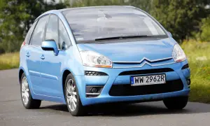 Błękitny Citroen C4 Picasso na drodze. Wiele osób szuka **citroen c4 picasso opinie** przed zakupem.