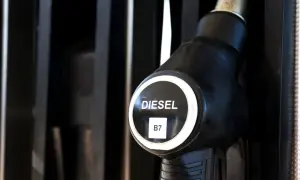 Dystrybutor paliwa z napisem DIESEL B7, gotowy do tankowania Peugeot 307 1.6 HDI.