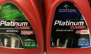 Dwa opakowania oleju silnikowego Orlen Platinum Classic. Jeden to olej mineralny 15W-40, drugi półsyntetyczny 10W-40. Jaki olej do silnika benzynowego? Sprawdź specyfikację.