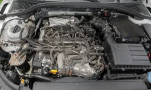 Silnik 1.6 TDI z widocznymi przewodami, filtrem powietrza i zbiorniczkiem płynu chłodniczego.