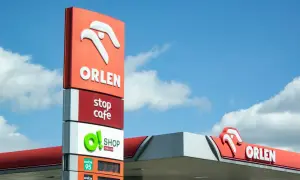 Znak stacji Orlen z logo, informacją o stop cafe i o!shop. Sprawdź aktualne orlen promocje na paliwo i zakupy.