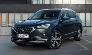 Ciemnozielony SUV z dużym bagażnikiem, zaparkowany na zewnątrz.