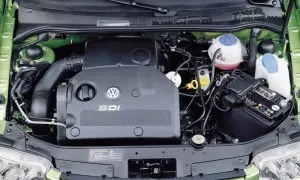 Silnik SDI Volkswagena, z widocznym logo i oznaczeniem, otoczony zielonymi elementami komory silnika.