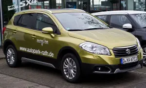 Złoty Suzuki SX4 S-Cross na placu dealerskim. Czy wady tego modelu są widoczne na pierwszy rzut oka?
