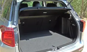 Otwarty bagażnik Suzuki Vitara. Widoczne wnętrze, siedzenia i elementy konstrukcyjne, które pomagają ocenić suzuki vitara wymiary przestrzeni bagażowej.