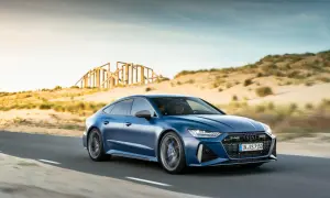 Niebieskie Audi RS7 mknie po pustynnej drodze. Sprawdź aktualną audi rs7 cena i poczuj moc!