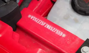 Na czerwonym elemencie widoczny jest numer VIN pojazdu: *VSSZZZZ5FZN6527559*.