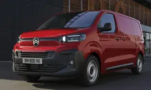 Czerwony Citroen Jumpy w ruchu. Poznaj jego imponujące citroen jumpy wymiary, idealne do transportu.