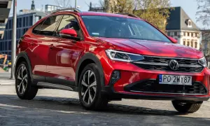 Czerwony Volkswagen Taigo na ulicy. Poznaj jego wymiary i możliwości.