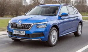 Niebieska Skoda Kamiq w ruchu drogowym. Kierowca za kierownicą. Wiele pozytywnych skoda kamiq opinie potwierdza jej walory.
